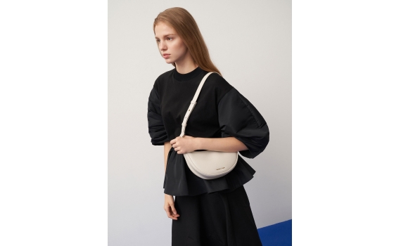 Charles & Keith 鍊條彎月斜背包 - 象牙白